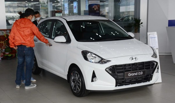 Ô tô cỡ nhỏ máy xăng đánh mất thị phần vào tay xe điện Ô tô cỡ nhỏ máy xăng đánh mất thị phần vào tay xe điện