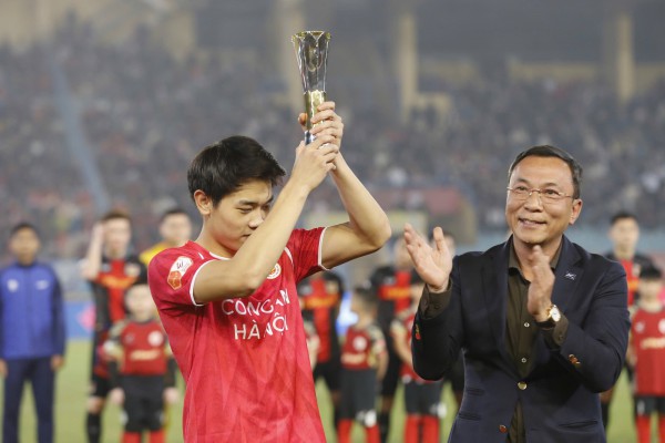 Chủ tịch VFF trao Cúp vua phá lưới châu Á cho Đình Bắc tại Hàng Đẫy: Thành quả để đời Chủ tịch VFF trao Cúp vua phá lưới châu Á cho Đình Bắc tại Hàng Đẫy: Thành quả để đời
