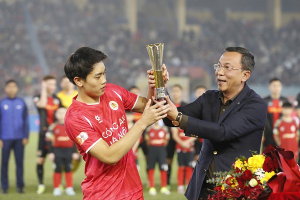 Chủ tịch VFF trao Cúp vua phá lưới châu Á cho Đình Bắc tại Hàng Đẫy: Thành quả để đời Chủ tịch VFF trao Cúp vua phá lưới châu Á cho Đình Bắc tại Hàng Đẫy: Thành quả để đời