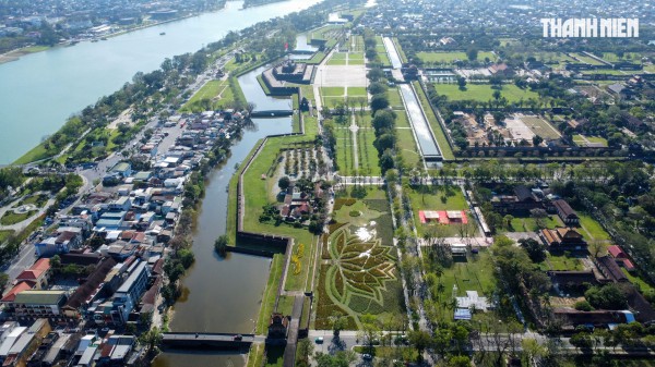 Ngắm đóa sen khổng lồ kết từ 50.000 chậu hoa khoe sắc bên kinh thành Huế