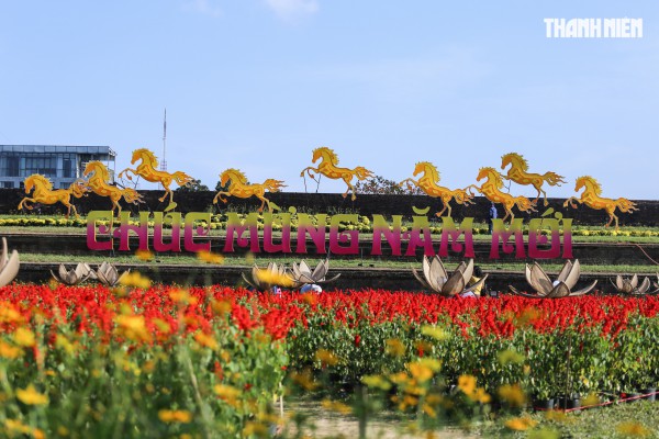 Ngắm đóa sen khổng lồ kết từ 50.000 chậu hoa khoe sắc bên kinh thành Huế