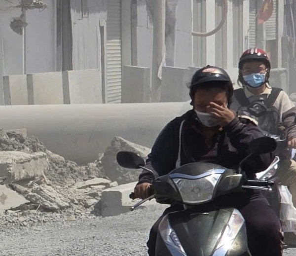 Thi công đường Lò Lu, người dân 'sống chung với bụi' suốt nhiều tháng