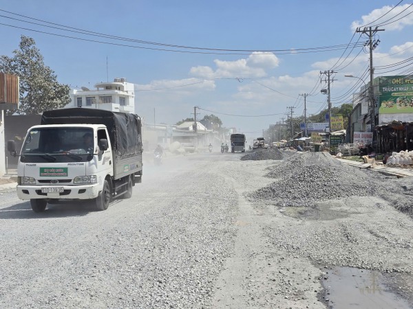 Thi công đường Lò Lu, người dân 'sống chung với bụi' suốt nhiều tháng