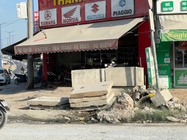 Thi công đường Lò Lu, người dân 'sống chung với bụi' suốt nhiều tháng