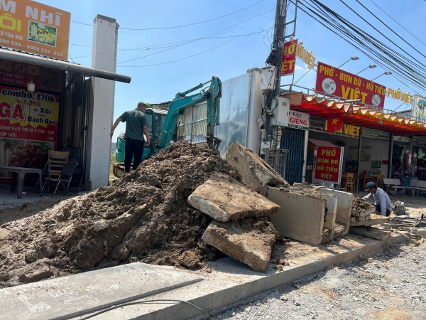 Thi công đường Lò Lu, người dân 'sống chung với bụi' suốt nhiều tháng