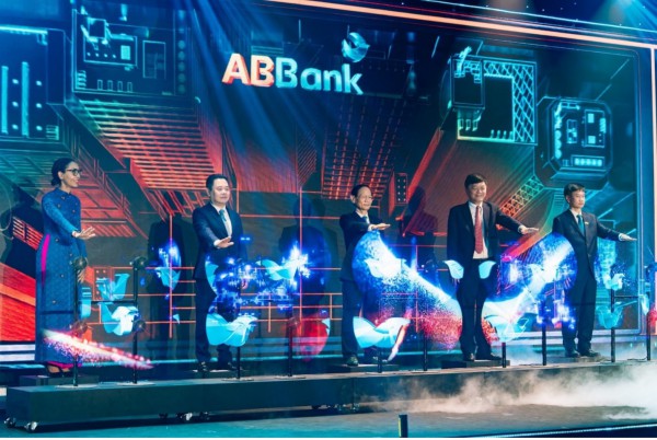 Chủ tịch ABBank Vũ Văn Tiền: Khách ở lại với ngân hàng họ tin…