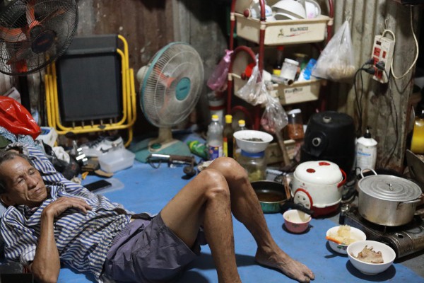 Xóm ve chai ở TP.HCM: Lo từng bữa ăn, tiền đâu về quê ngày tết