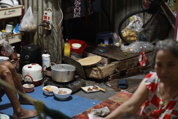 Xóm ve chai ở TP.HCM: Lo từng bữa ăn, tiền đâu về quê ngày tết