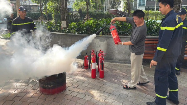 Công an TP.HCM tuyên truyền phòng cháy cho cư dân quốc tế bằng tiếng Anh