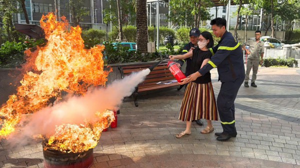 Công an TP.HCM tuyên truyền phòng cháy cho cư dân quốc tế bằng tiếng Anh