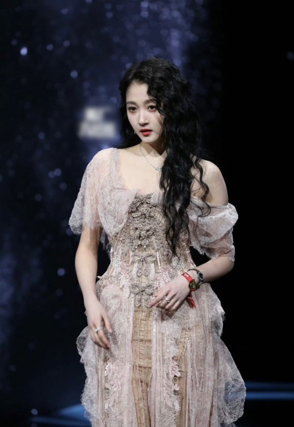 Bạch Lộc, Quan Hiểu Đồng, Trương Hinh Dư... so vai trần gợi cảm tại đêm hội Weibo 2026