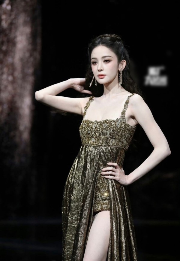 Bạch Lộc, Quan Hiểu Đồng, Trương Hinh Dư... so vai trần gợi cảm tại đêm hội Weibo 2026