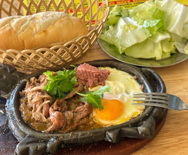 Loạt quán ăn ở TP.HCM dán bảng bán xuyên tết: Có tăng giá không?