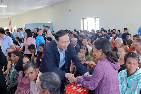 Phó chủ tịch Quốc hội trao quà tết cho người khó khăn tại Khánh Hòa