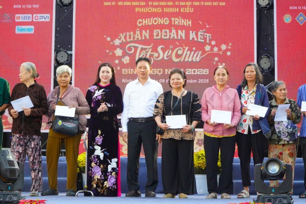 Cần Thơ: Báo Thanh Niên tặng nhà đại đoàn kết cho người nghèo đón tết