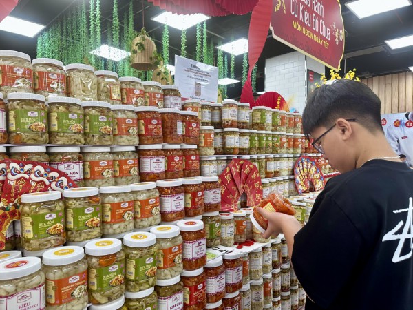 Khách hàng kéo đến siêu thị mua sắm ngày 21 tháng chạp Tết Bính Ngọ