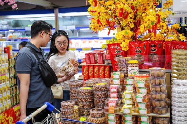 Khách hàng kéo đến siêu thị mua sắm ngày 21 tháng chạp Tết Bính Ngọ