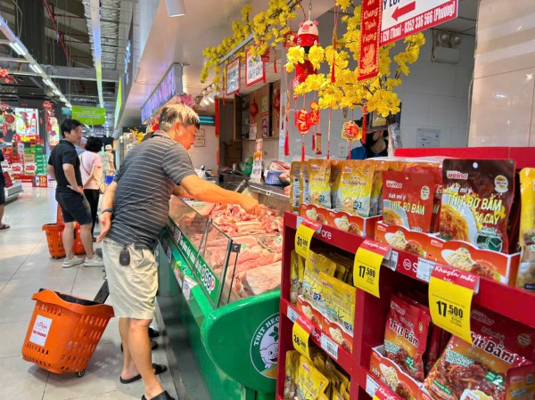 Khách hàng kéo đến siêu thị mua sắm ngày 21 tháng chạp Tết Bính Ngọ