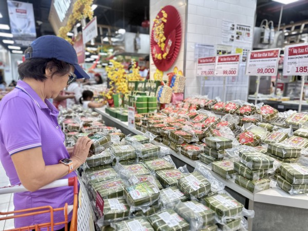 Khách hàng kéo đến siêu thị mua sắm ngày 21 tháng chạp Tết Bính Ngọ