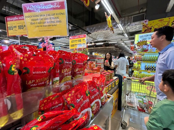 Khách hàng kéo đến siêu thị mua sắm ngày 21 tháng chạp Tết Bính Ngọ