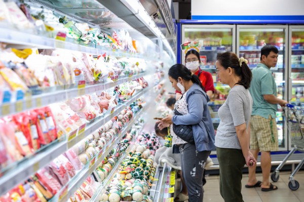 Khách hàng kéo đến siêu thị mua sắm ngày 21 tháng chạp Tết Bính Ngọ