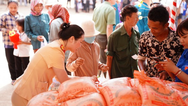 CSGT Đồng Nai 'sưởi ấm biên cương' tại xã Lộc Thạnh