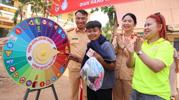 CSGT Đồng Nai 'sưởi ấm biên cương' tại xã Lộc Thạnh