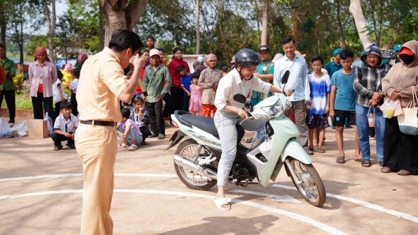 CSGT Đồng Nai 'sưởi ấm biên cương' tại xã Lộc Thạnh