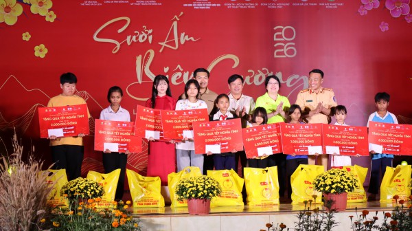 CSGT Đồng Nai 'sưởi ấm biên cương' tại xã Lộc Thạnh