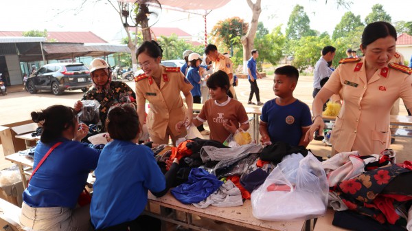 CSGT Đồng Nai 'sưởi ấm biên cương' tại xã Lộc Thạnh