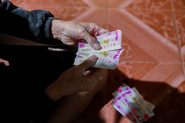 'Xóm vé số xứ Nẫu' ở TP.HCM: Tằn tiện cả năm, tết không đủ tiền về quê