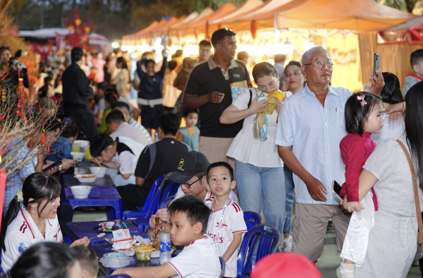 Lễ hội ẩm thực xuân ở Cần Giờ đông nghịt khách