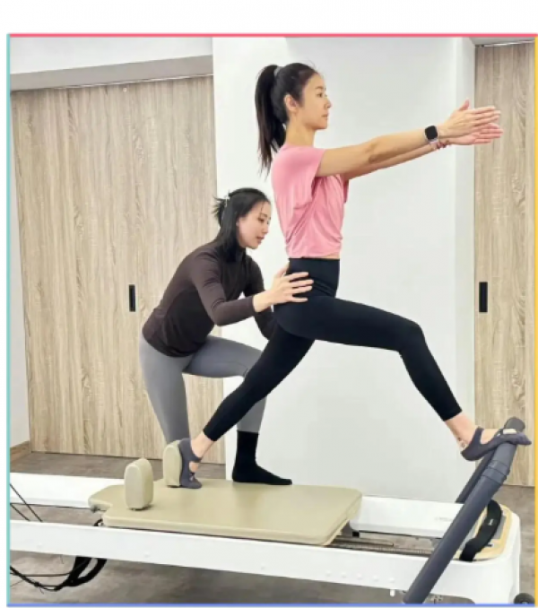 Ở tuổi 50, Lâm Tâm Như vẫn gây ấn tượng với vóc dáng thon gọn và thần thái trẻ trung