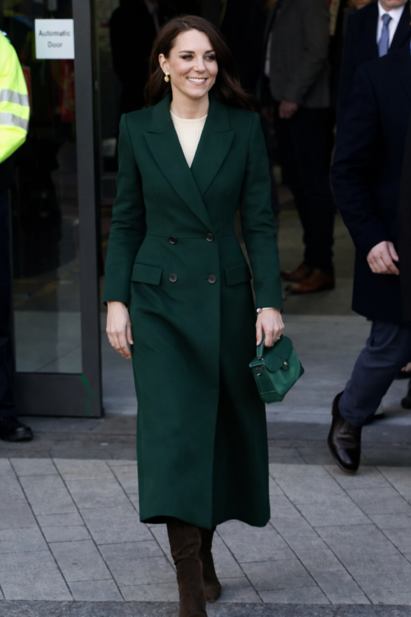 Học cách diện áo khoác dài chuẩn sang, vừa thanh lịch vừa tôn dáng như Công nương Kate Middleton