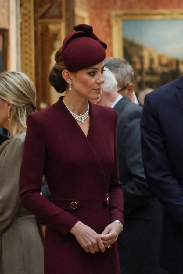 Học cách diện áo khoác dài chuẩn sang, vừa thanh lịch vừa tôn dáng như Công nương Kate Middleton