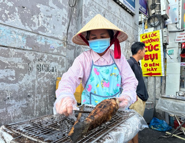 Cá lóc nướng cúng ông Táo: Bà chủ ở TP.HCM năm ngoái bật khóc, nay thế nào?