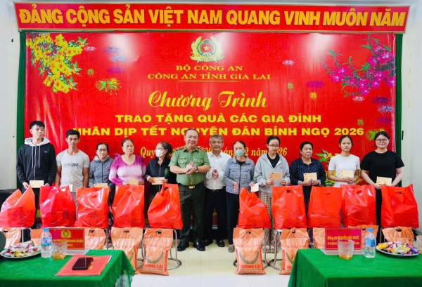 Công an Gia Lai trao 600 suất quà tết cho người dân vùng lũ Hải Minh Công an Gia Lai trao 600 suất quà tết cho người dân vùng lũ Hải Minh