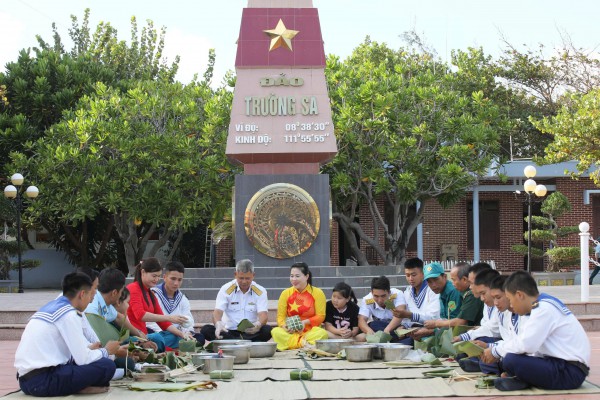 Chiến sĩ Trường Sa trao quà tết, tiếp sức ngư dân vươn khơi bám biển