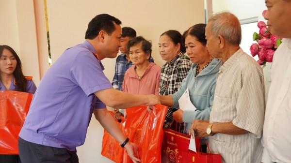Viện KSND TP.HCM thăm, chúc tết Mẹ Việt Nam anh hùng và tặng quà gia đình chính sách