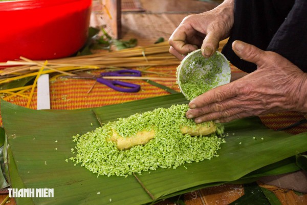 Bánh tét mặt trăng màu xanh ngọc ở Quảng Trị: Bí quyết từ nắm rau quê