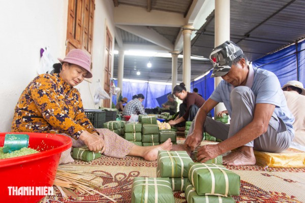 Bánh tét mặt trăng màu xanh ngọc ở Quảng Trị: Bí quyết từ nắm rau quê