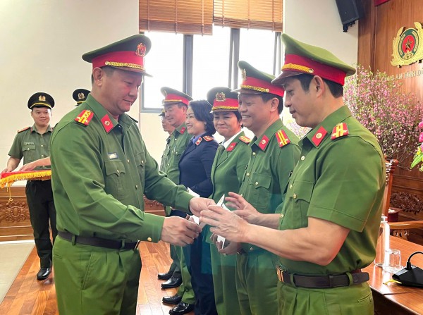 Công an tỉnh Đắk Lắk nhận thư khen về việc triệt phá đường dây lừa đảo ngàn tỉ Công an tỉnh Đắk Lắk nhận thư khen về việc triệt phá đường dây lừa đảo ngàn tỉ