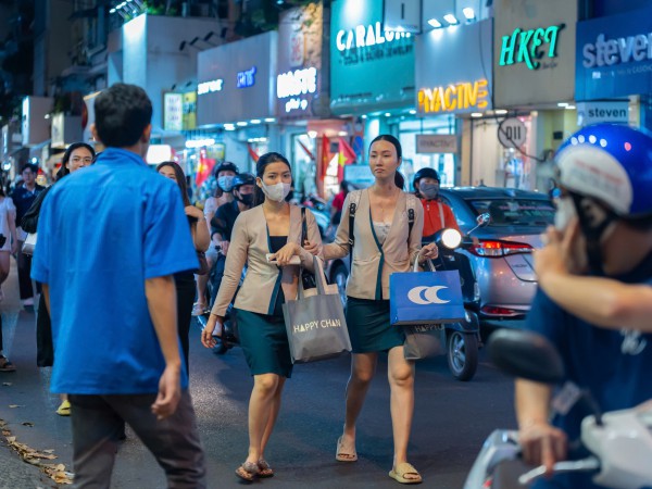 Tối cuối năm, phố thời trang TP.HCM 'vỡ trận' vì người dân sắm tết