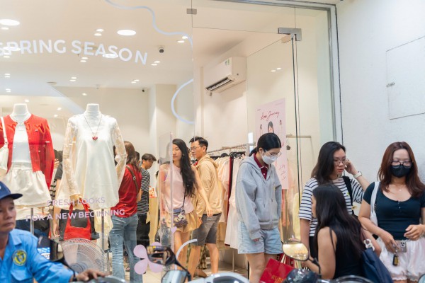 Tối cuối năm, phố thời trang TP.HCM 'vỡ trận' vì người dân sắm tết