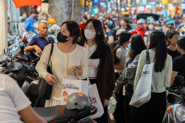 Tối cuối năm, phố thời trang TP.HCM 'vỡ trận' vì người dân sắm tết