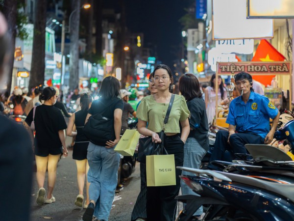 Tối cuối năm, phố thời trang TP.HCM 'vỡ trận' vì người dân sắm tết