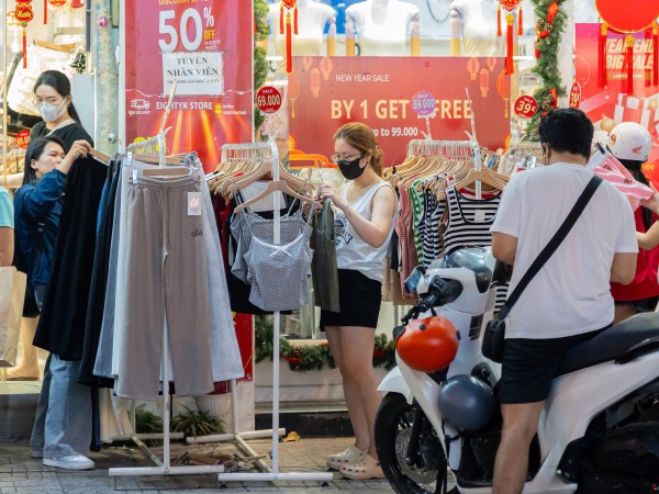 Tối cuối năm, phố thời trang TP.HCM 'vỡ trận' vì người dân sắm tết