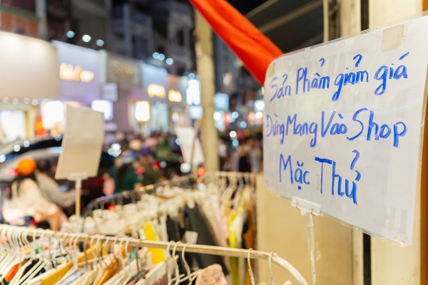 Tối cuối năm, phố thời trang TP.HCM 'vỡ trận' vì người dân sắm tết