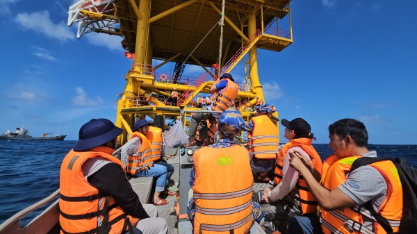 Đu dây lên nhà giàn DK1: Trải nghiệm không quên giữa trùng khơi Đu dây lên nhà giàn DK1: Trải nghiệm không quên giữa trùng khơi