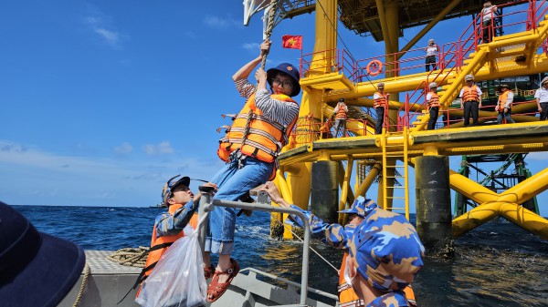 Đu dây lên nhà giàn DK1: Trải nghiệm không quên giữa trùng khơi Đu dây lên nhà giàn DK1: Trải nghiệm không quên giữa trùng khơi